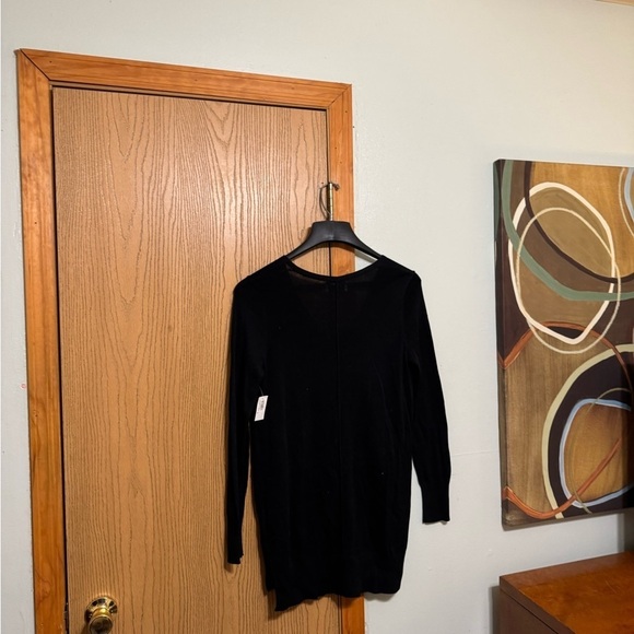 Old Navy NWT Medium Solid Black Long Sleeve V-Neck Tunic Sweater - Picture 2 of 5